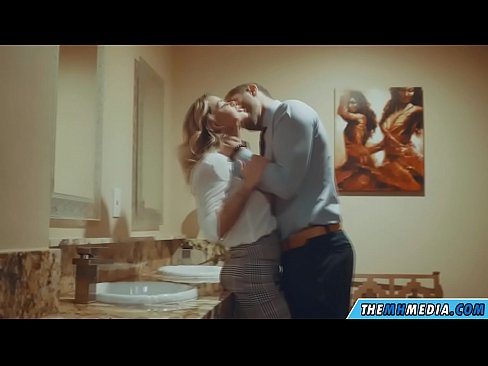 ❤️ Nigbati bilondi ti oyan ba tan ọ ni yara isinmi ti gbogbo eniyan Iwa onihoho furo ❌